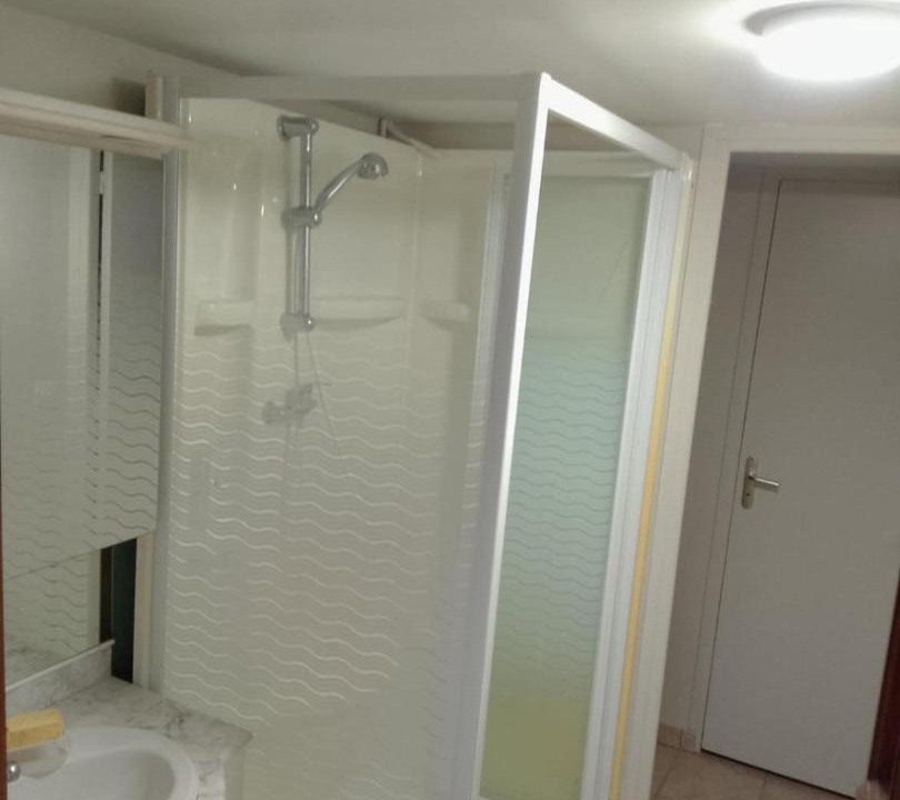 Photo of Bathroom in Woignarue
