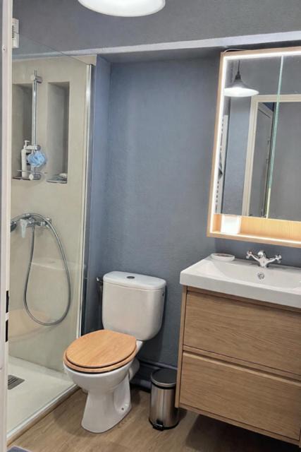 Photo of Bathroom in Minimes - Barriere de Paris