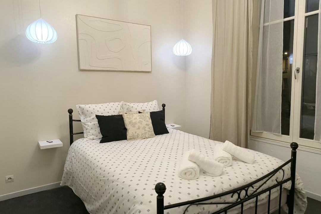 Photo of Bedroom in Poincare - Foch - Anatole France - Croix de Bourgogne