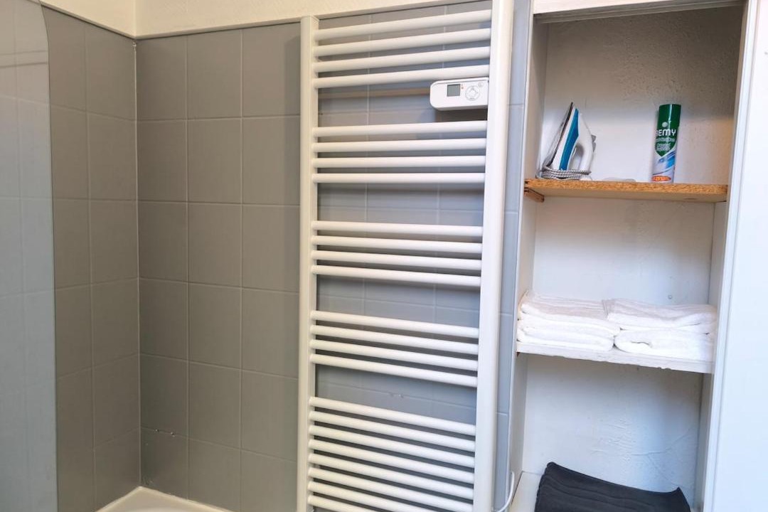 Photo of Bathroom in Poincare - Foch - Anatole France - Croix de Bourgogne