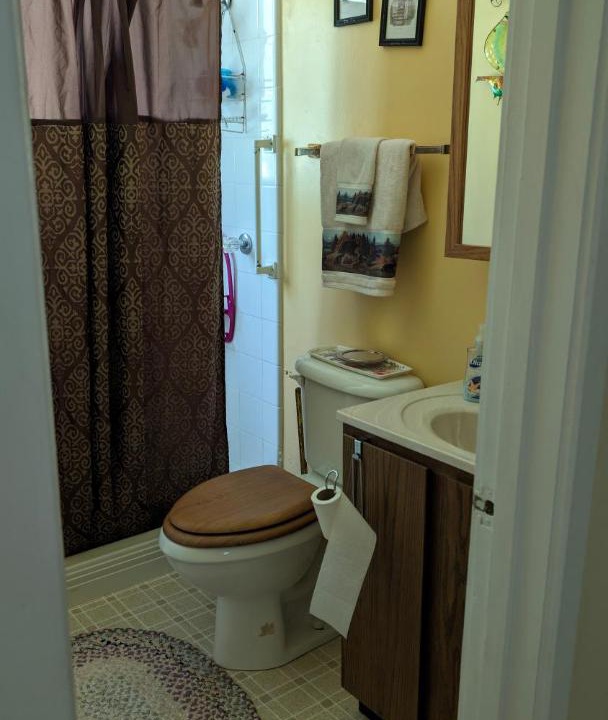 Photo of Bathroom in Yellow Lake