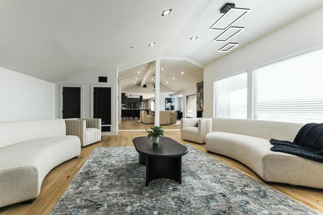 Photo of Livingroom in Westlake Highlands