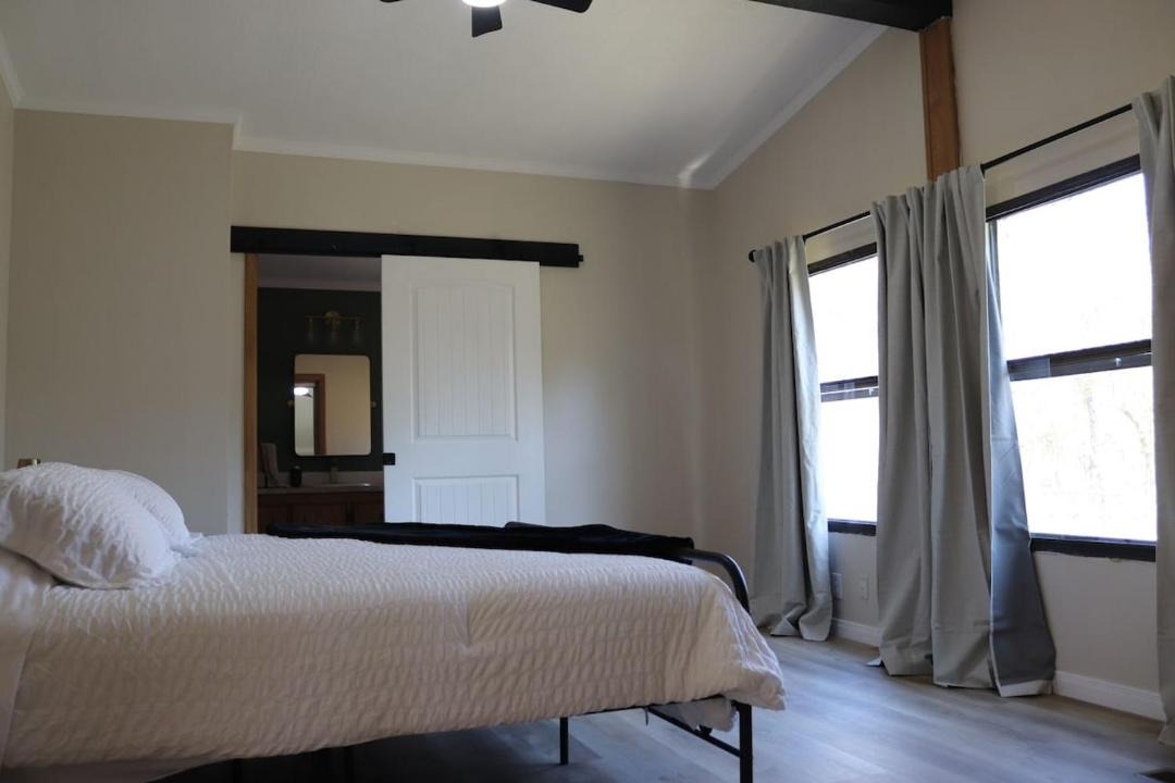 Photo of Bedroom in Damon