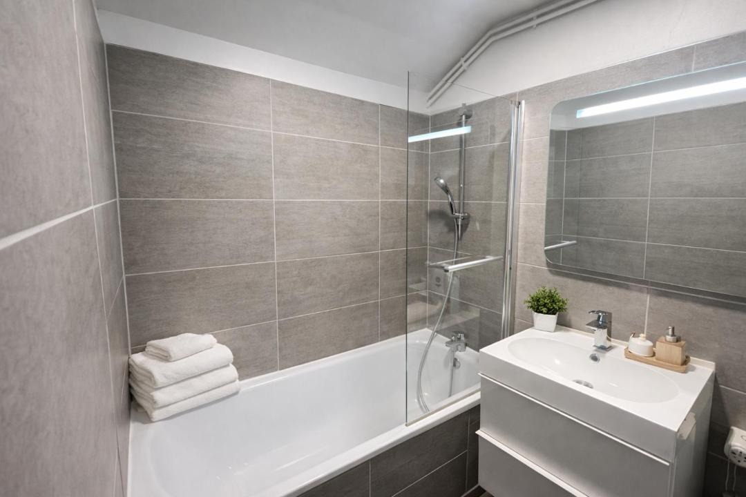 Photo of Bathroom in Poincare - Foch - Anatole France - Croix de Bourgogne