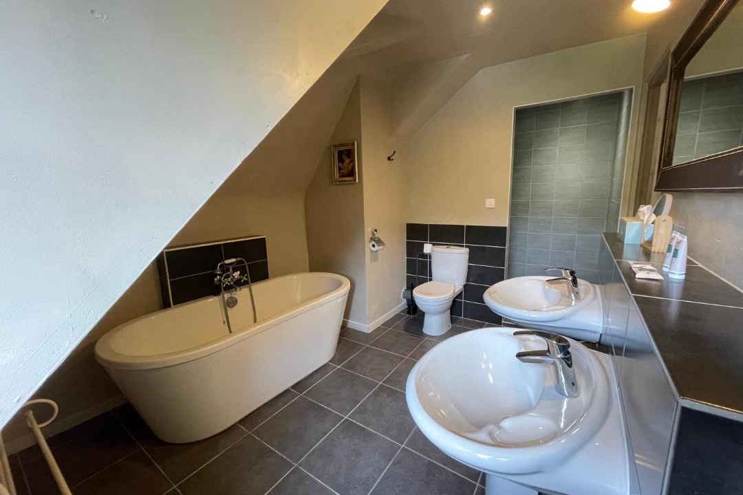 Photo of Bathroom in Brain-sur-Allonnes