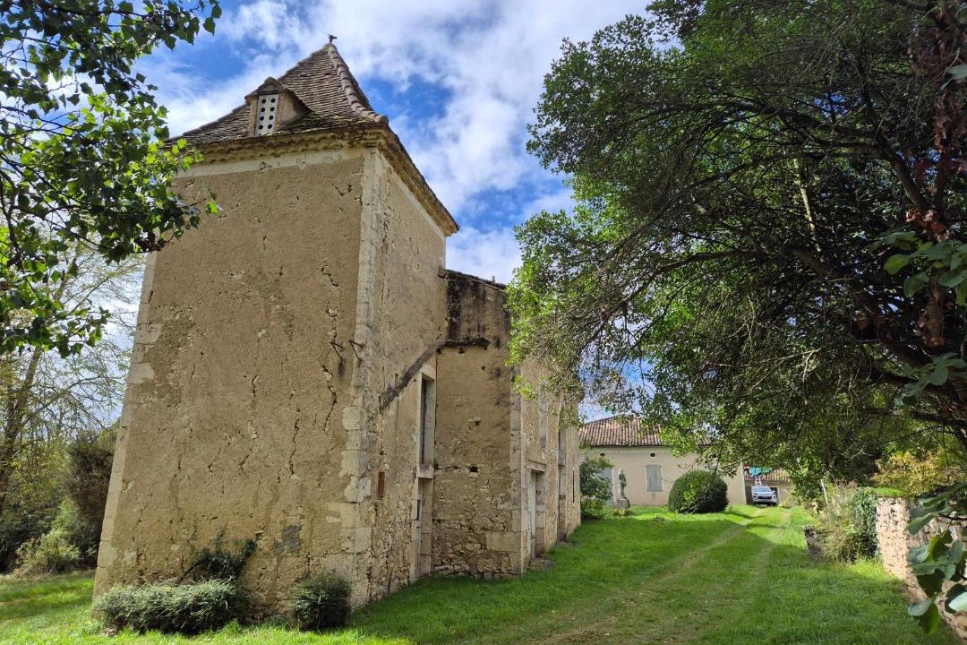 Photo of Buildings in Lussan