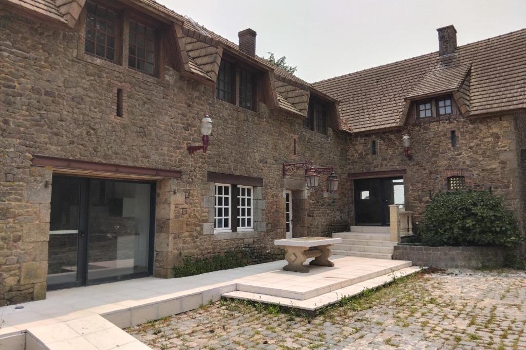 Photo of Buildings in Ernee