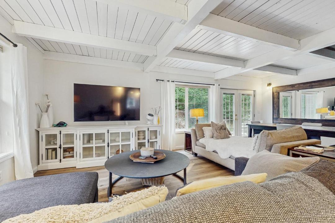Photo of Livingroom in Snoqualmie Pass
