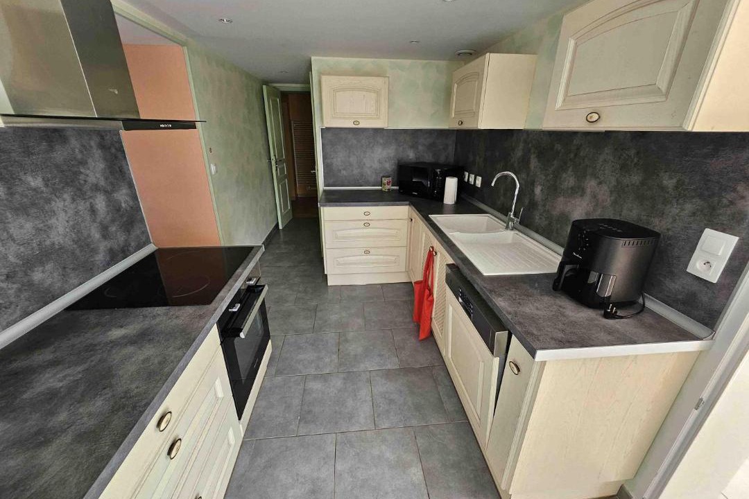 Photo of Kitchen in Hommes