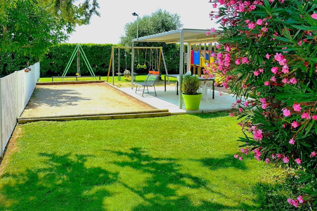 Photo of Others in Meynes