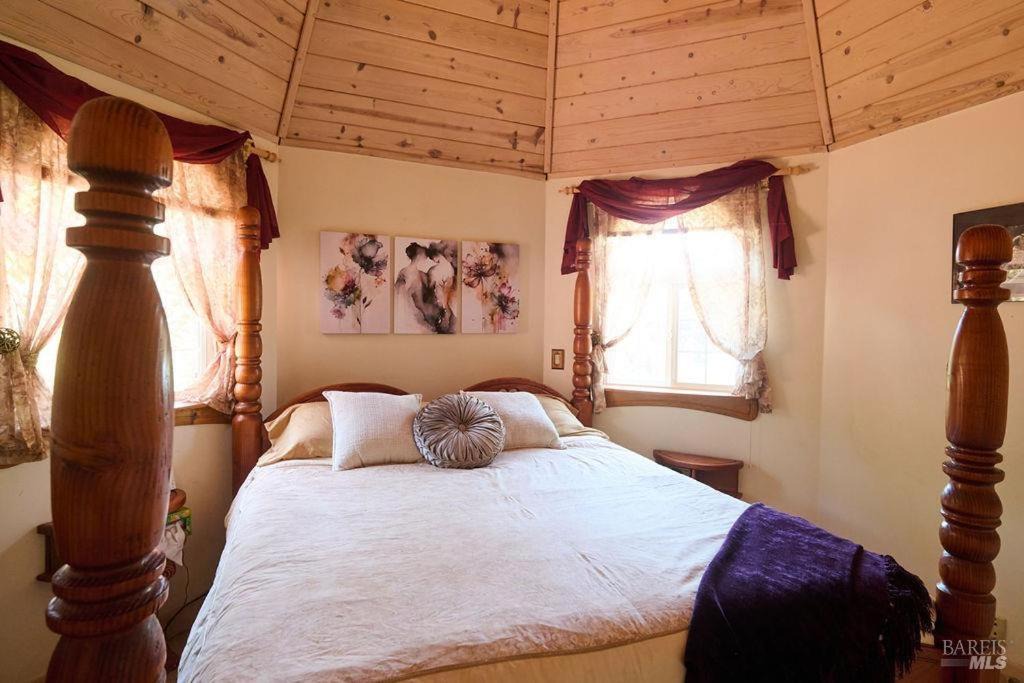 Photo of Bedroom in Redwood Valley