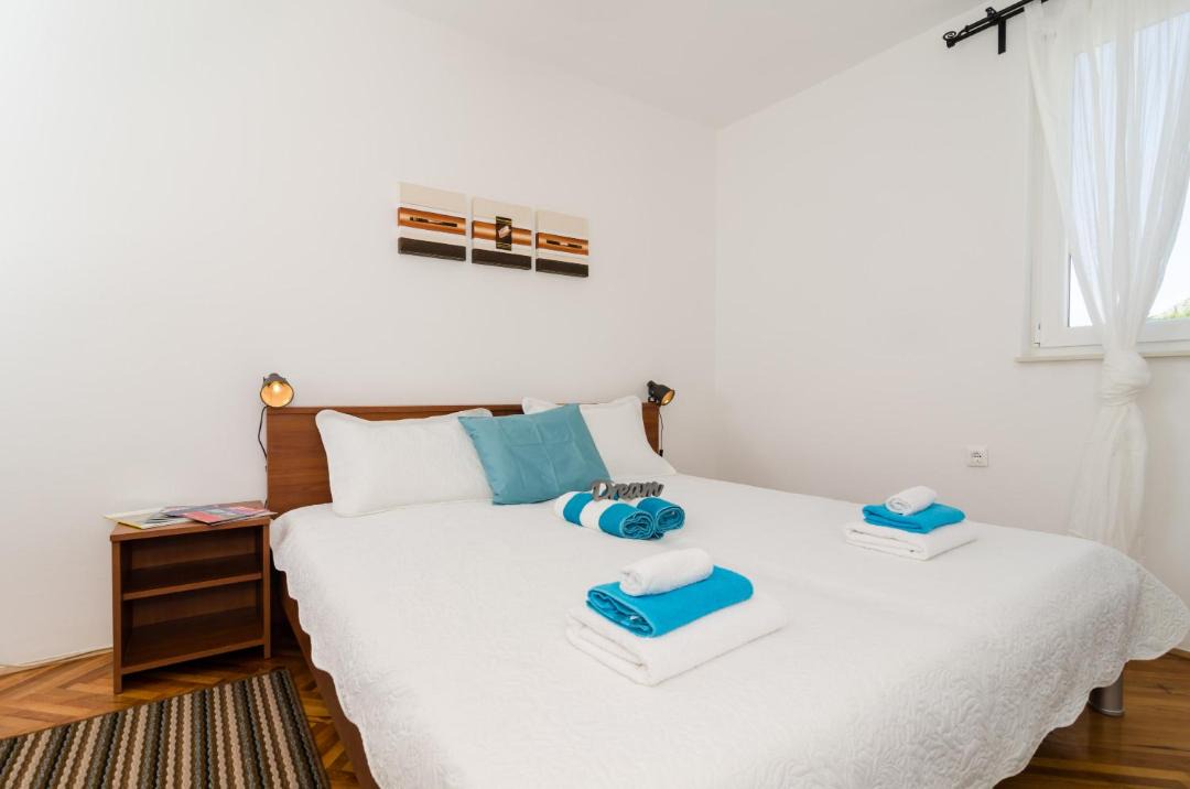 Photo of Bedroom in Pile