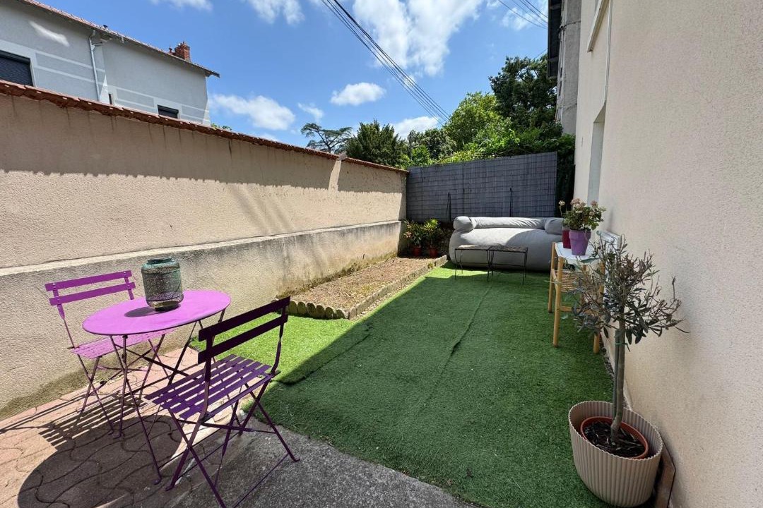 Photo of Others in Bron