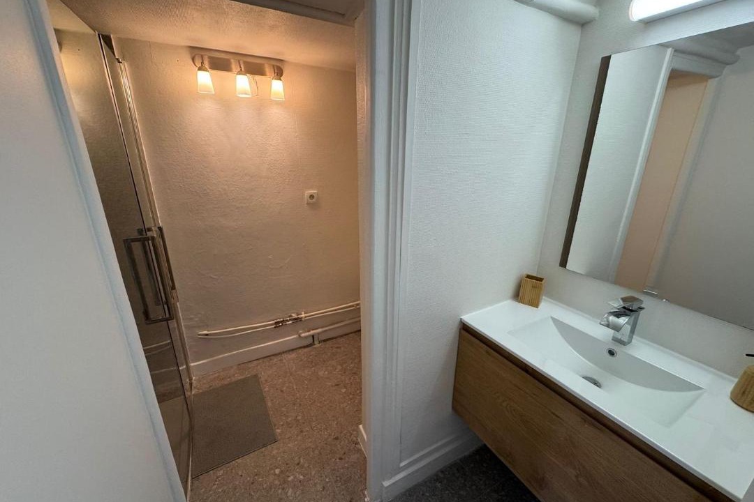 Photo of Others in Bron