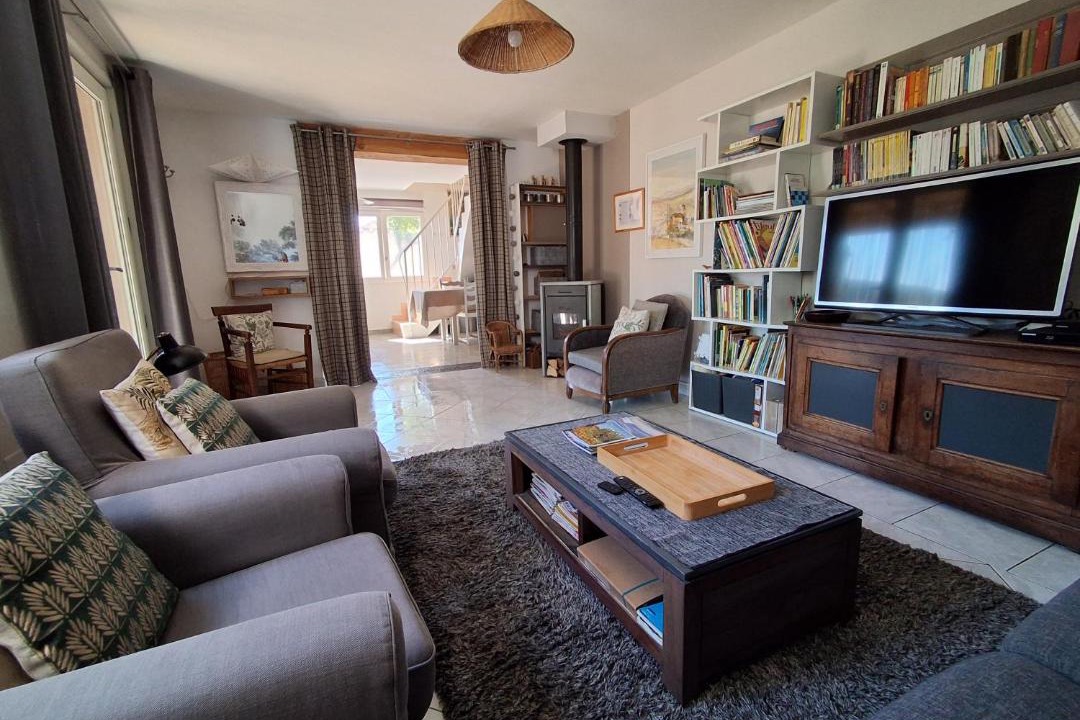 Photo of Others in Uzer