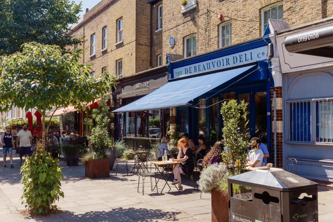 Photo of Others in De Beauvoir