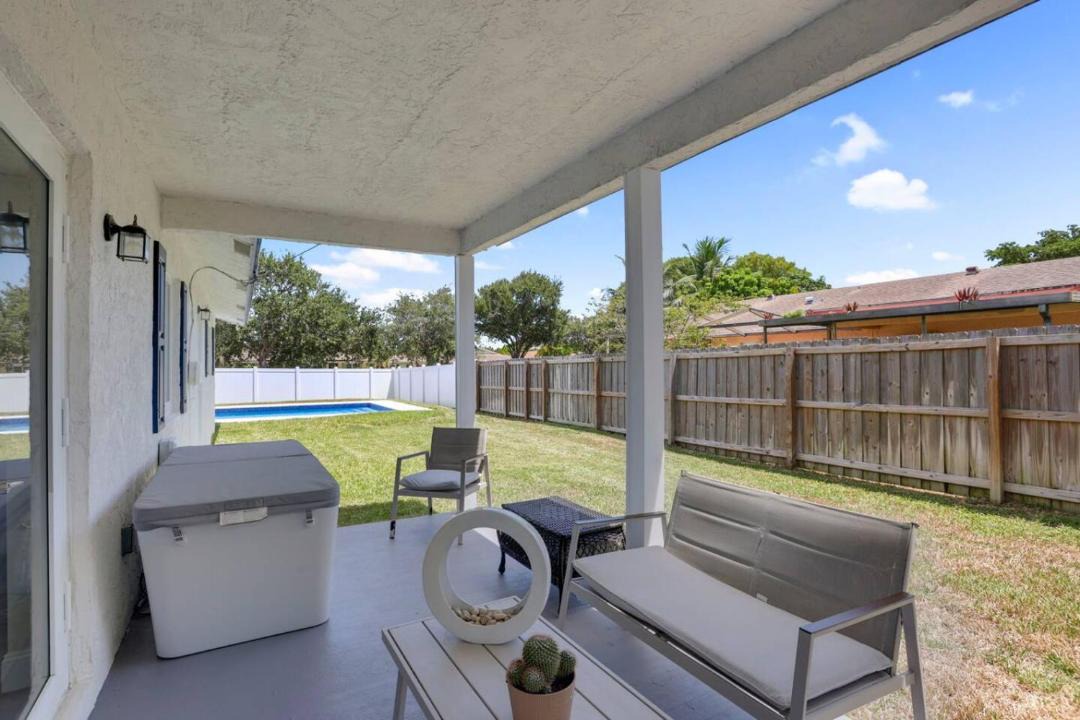 Photo of Patio Balcony in Tropic Palms