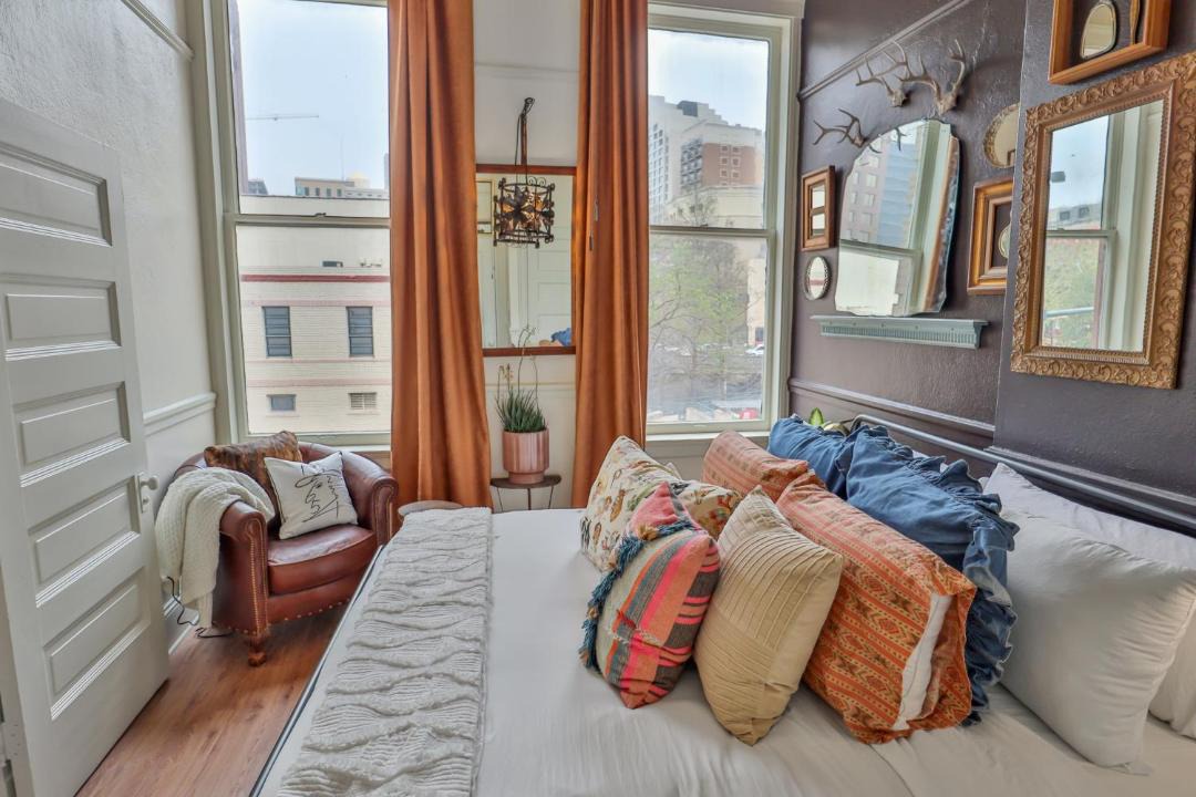 Photo of Bedroom in Main - Military Plaza