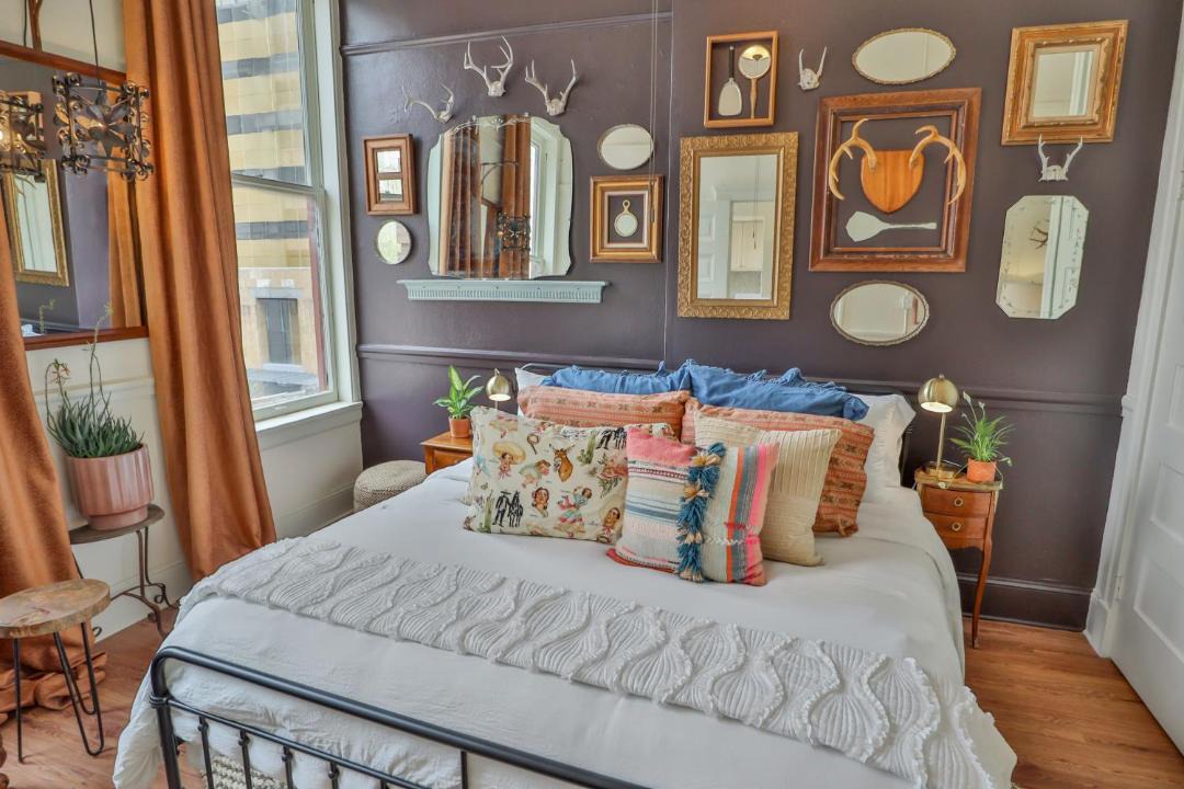 Photo of Bedroom in Main - Military Plaza