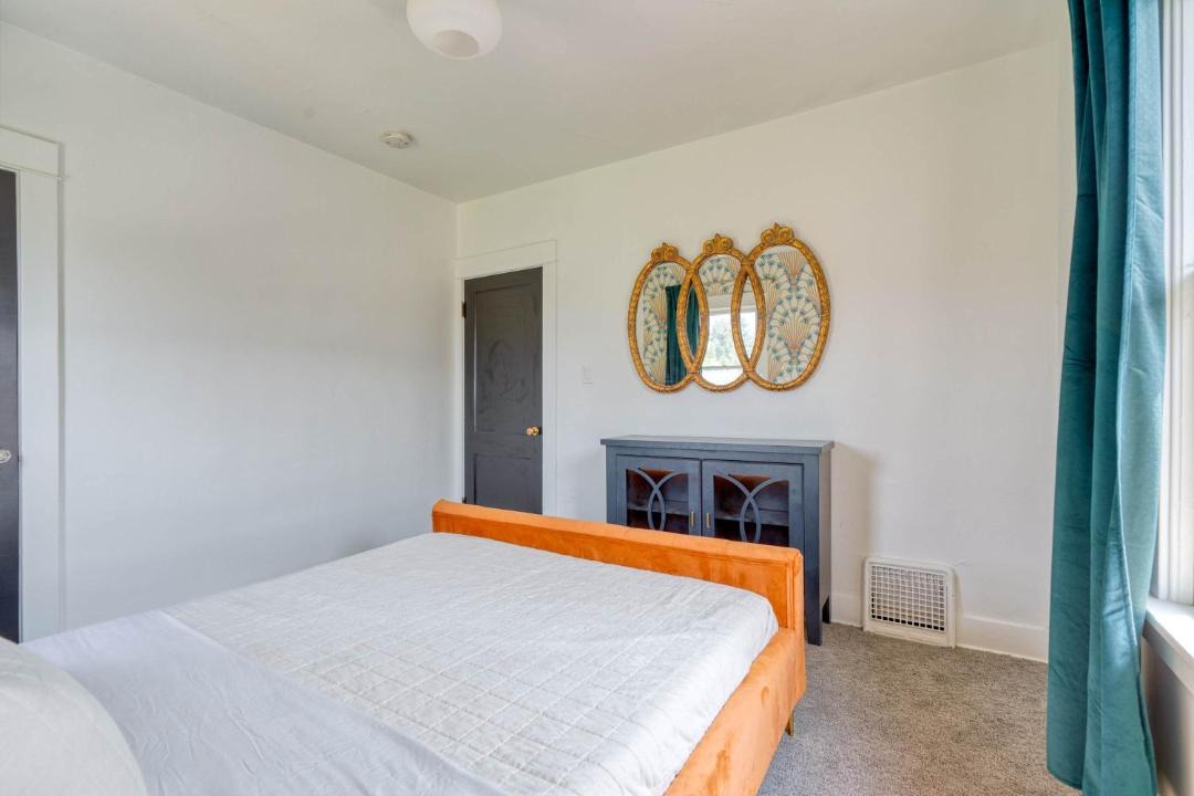 Photo of Bedroom in Hosford-Abernethy