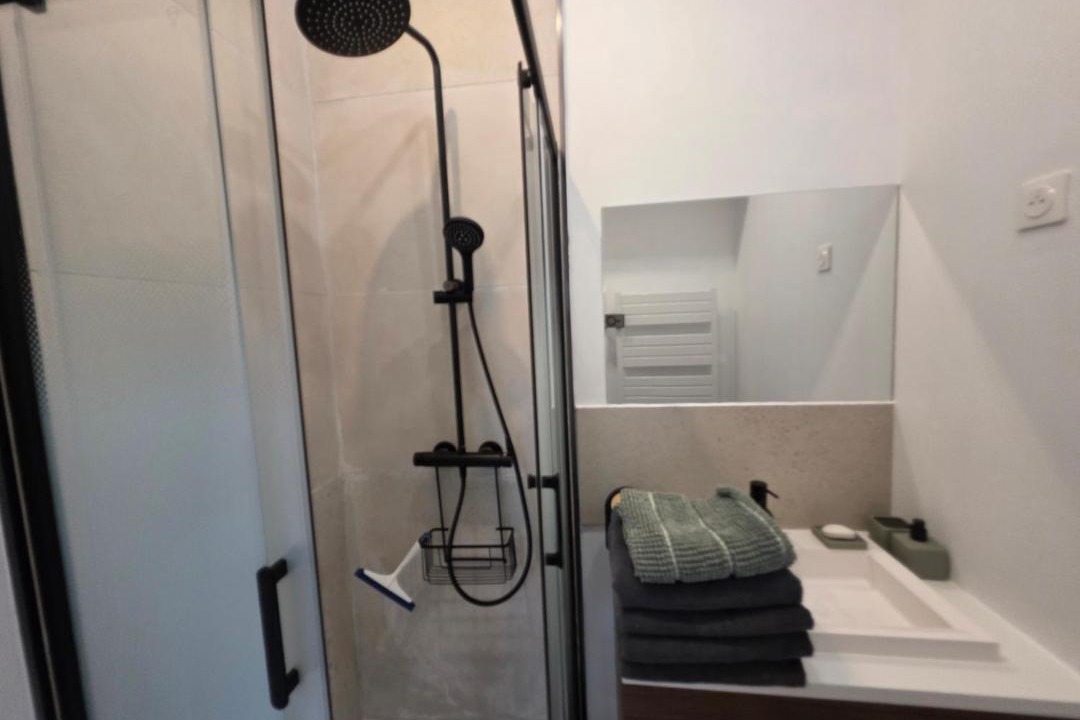 Photo of Bathroom in Brains