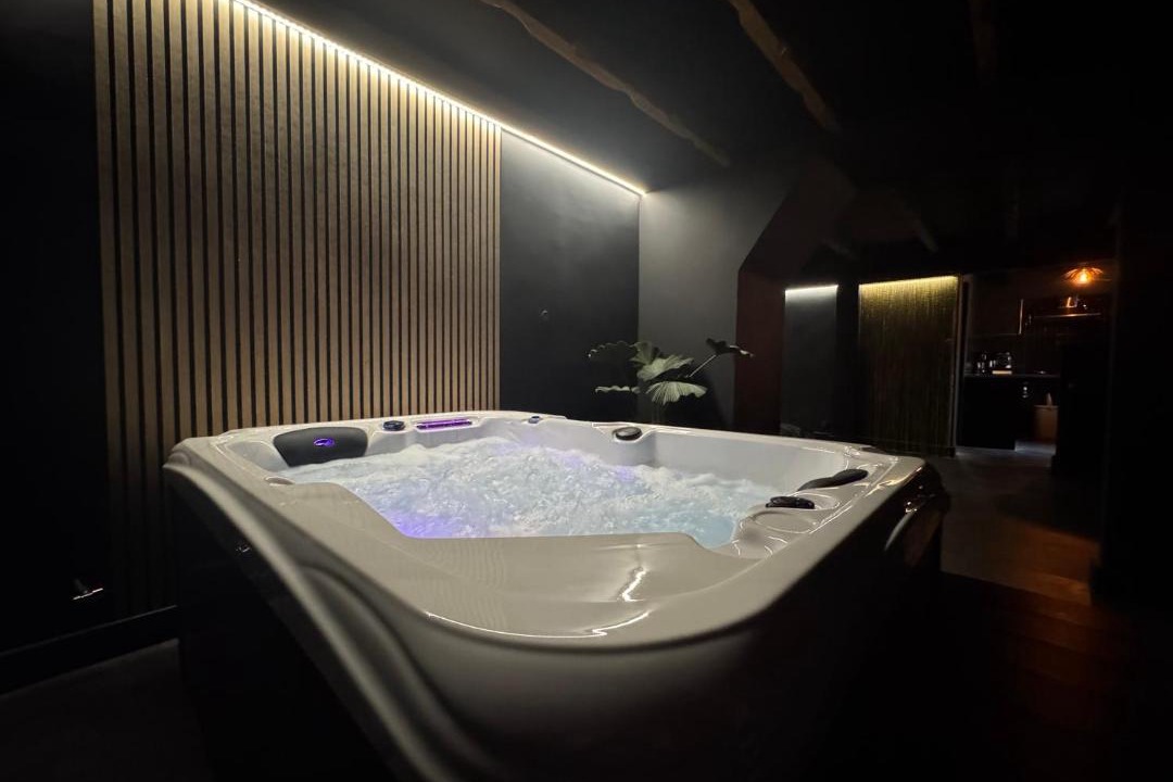 Photo of Others in Carbon-Blanc