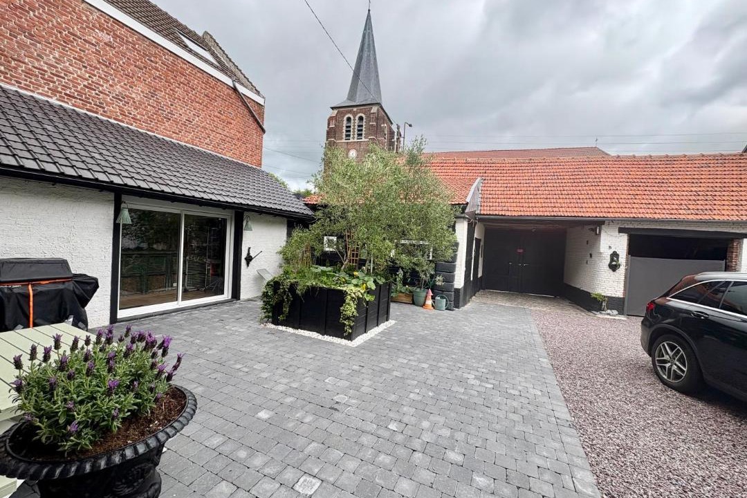 Photo of Others in Ostricourt