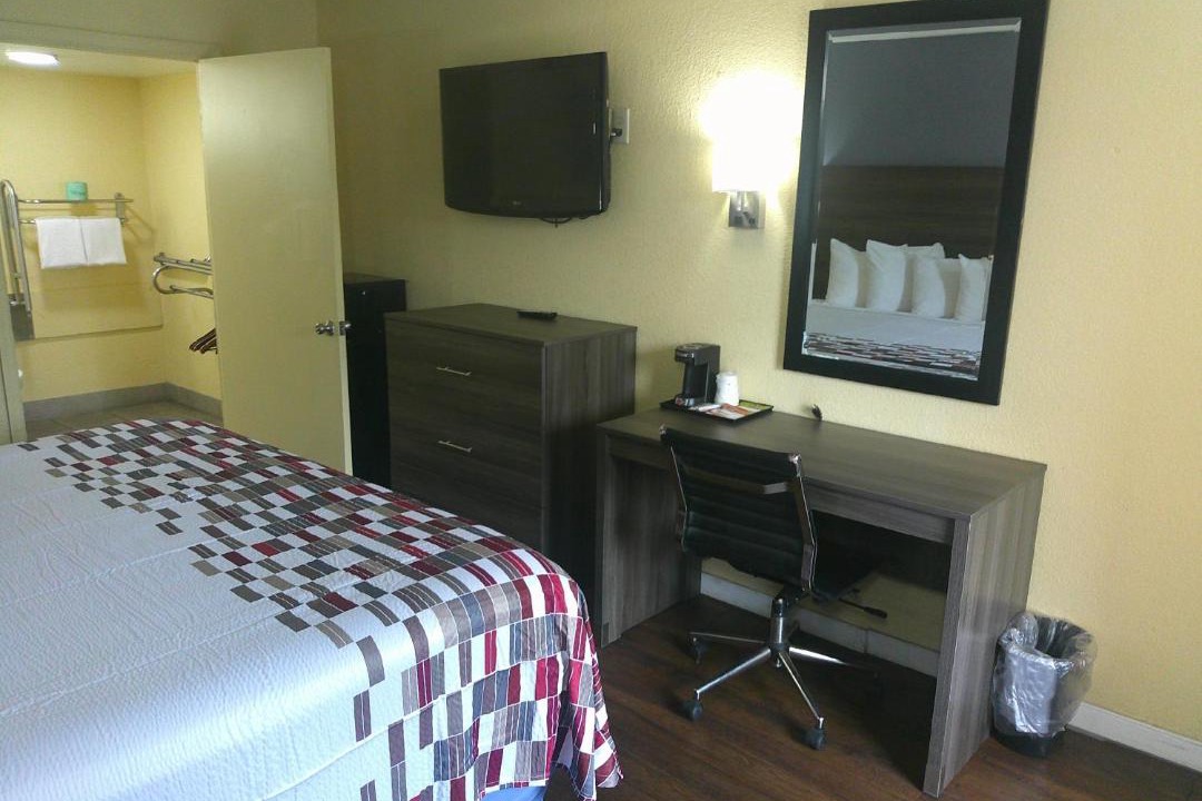 Photo of Bedroom in Coliseum Central
