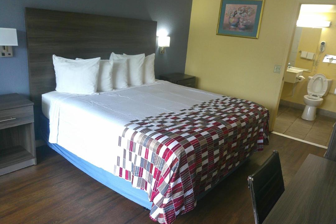 Photo of Bedroom in Coliseum Central