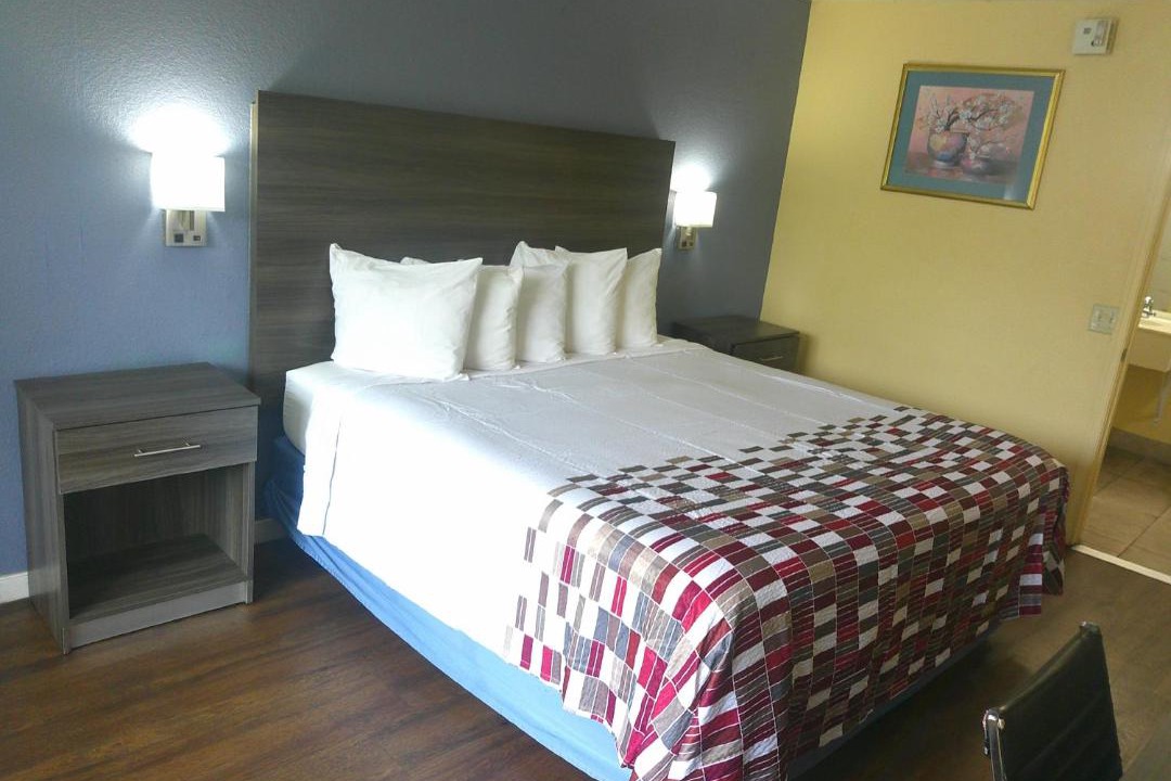 Photo of Bedroom in Coliseum Central