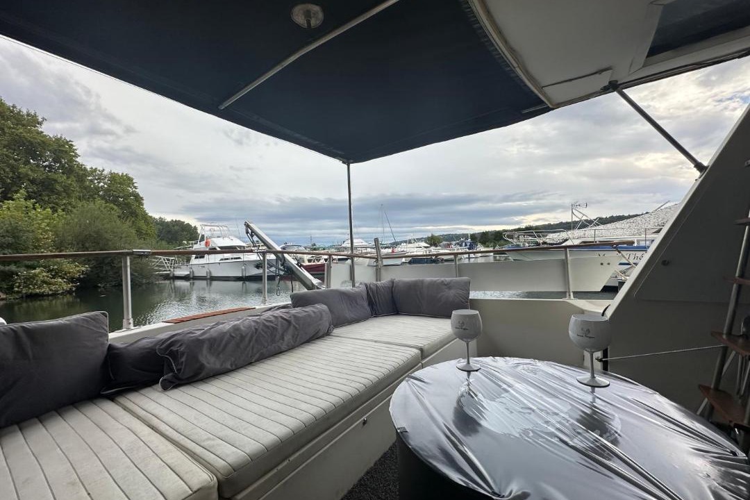 Photo of Others in Valence