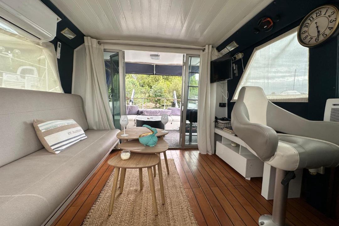 Photo of Others in Valence