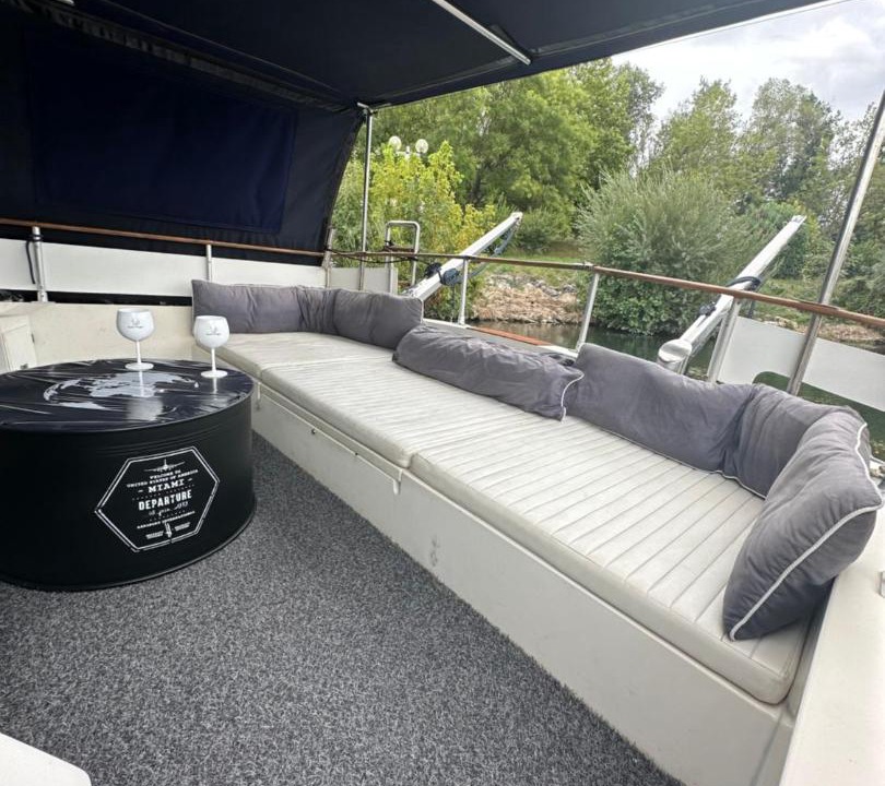 Photo of Others in Valence