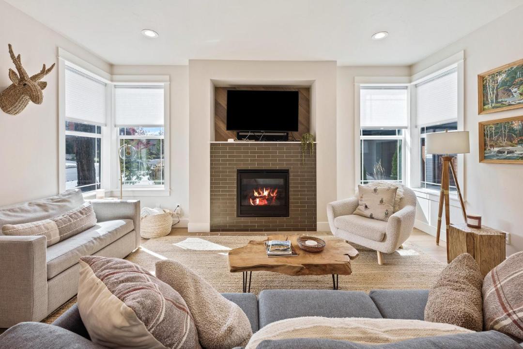 Photo of Livingroom in Century West