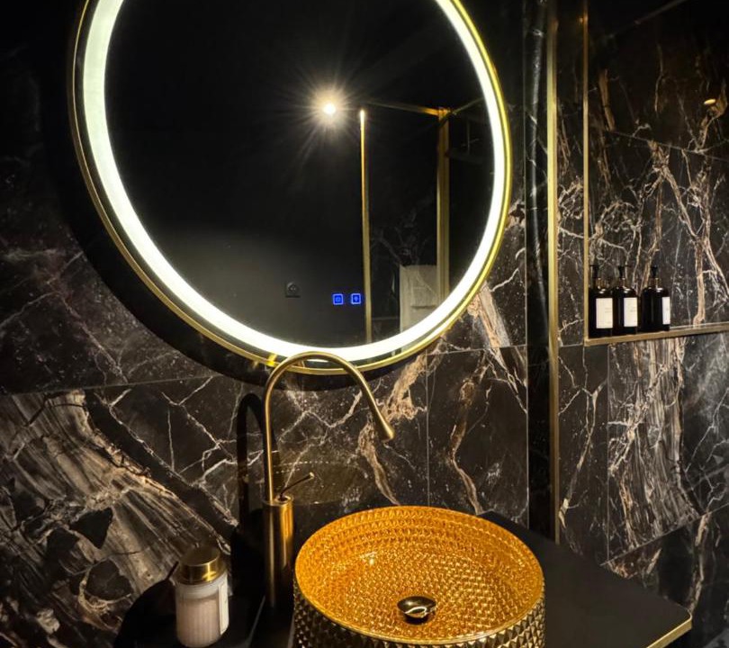 Photo of Others in Carbon-Blanc