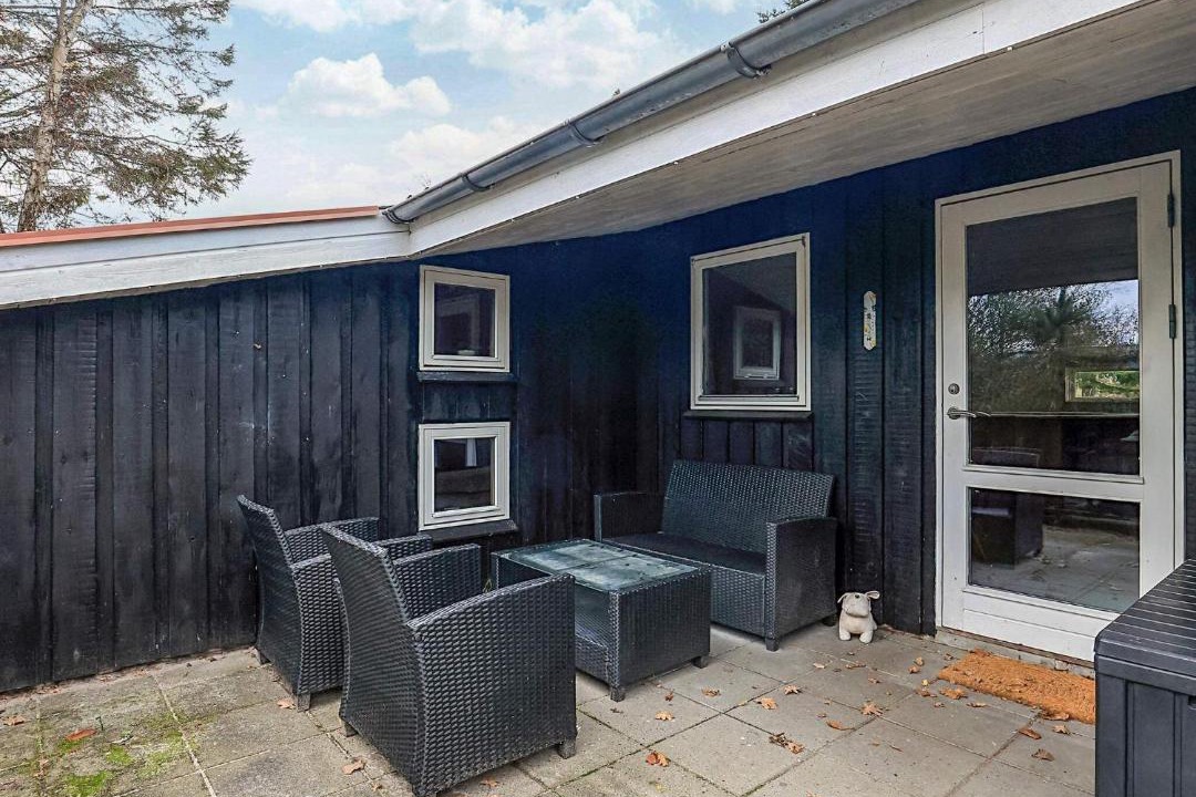 Photo of Others in Hou