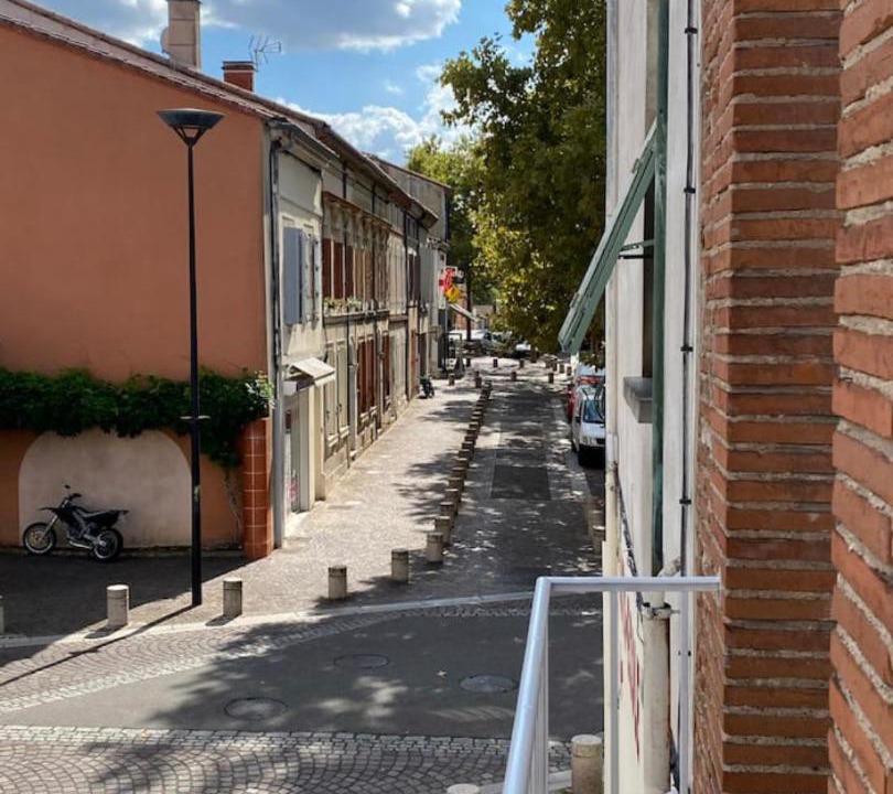 Photo of Others in Valence