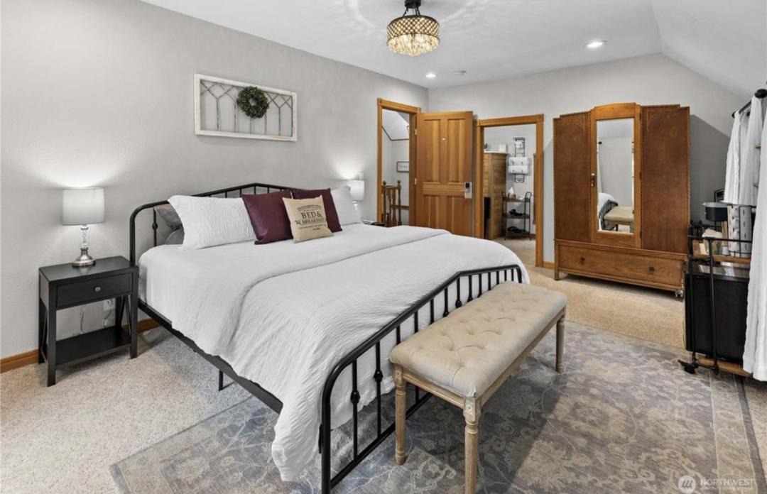 Photo of Others in Roslyn