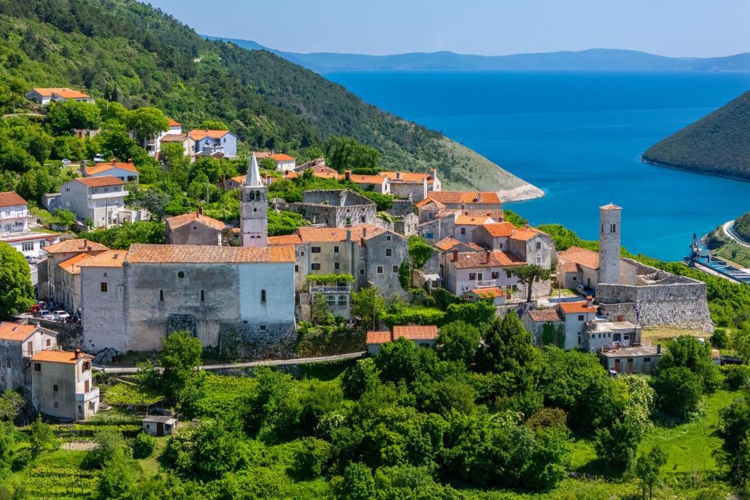 Photo of Others in Plomin