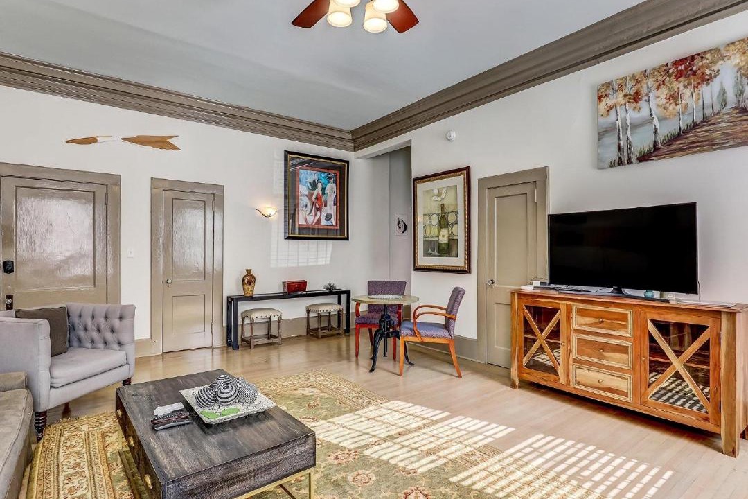 Photo of Livingroom in Thomas Square