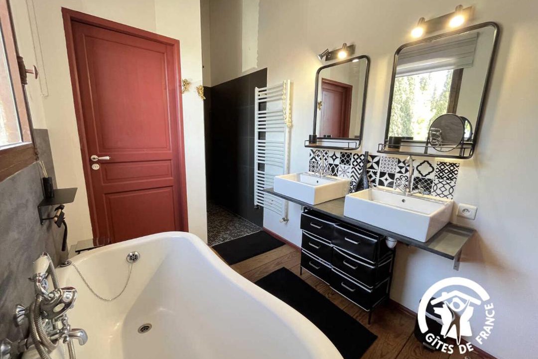 Photo of Others in Pia