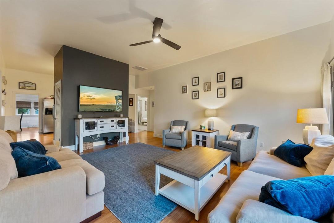 Photo of Livingroom in Town Bank