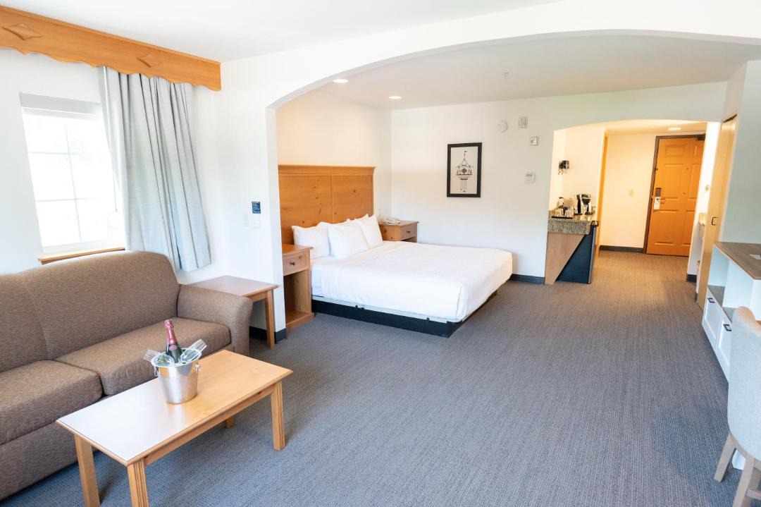 Photo of Others in Downtown Leavenworth