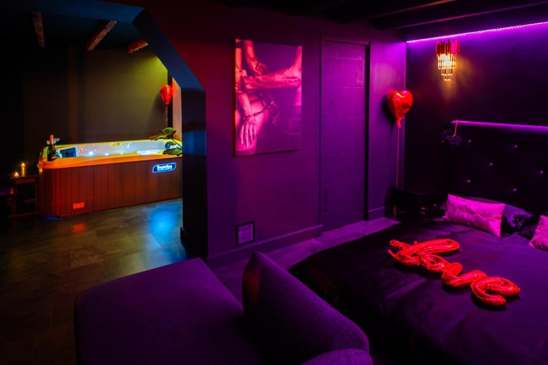 Photo of Others in Carbon-Blanc