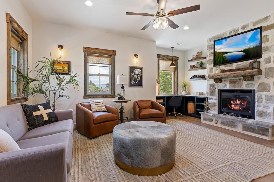 Photo of Livingroom in Midway