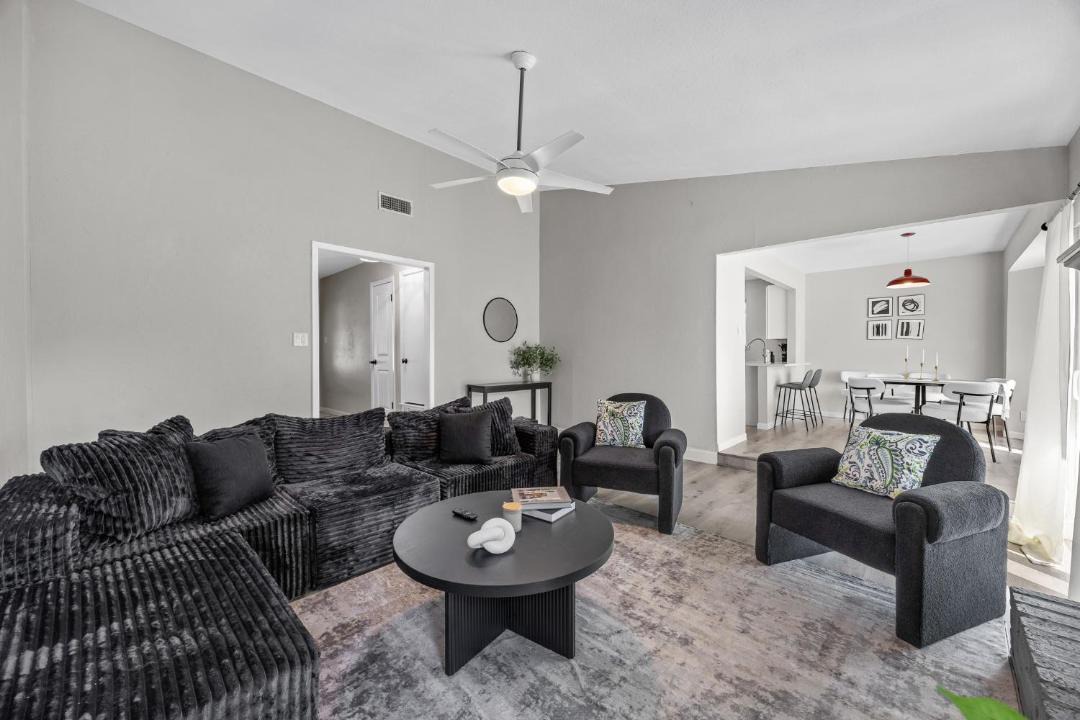 Photo of Livingroom in Forest North Estates