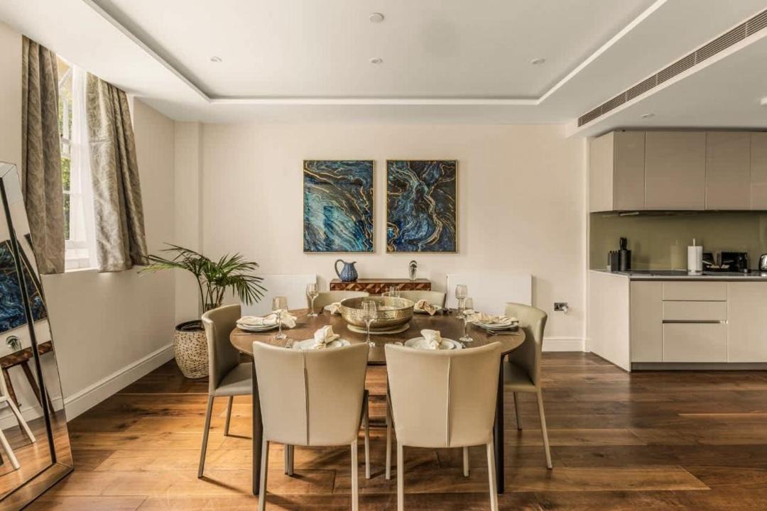 Photo of Others in Queen's Gate