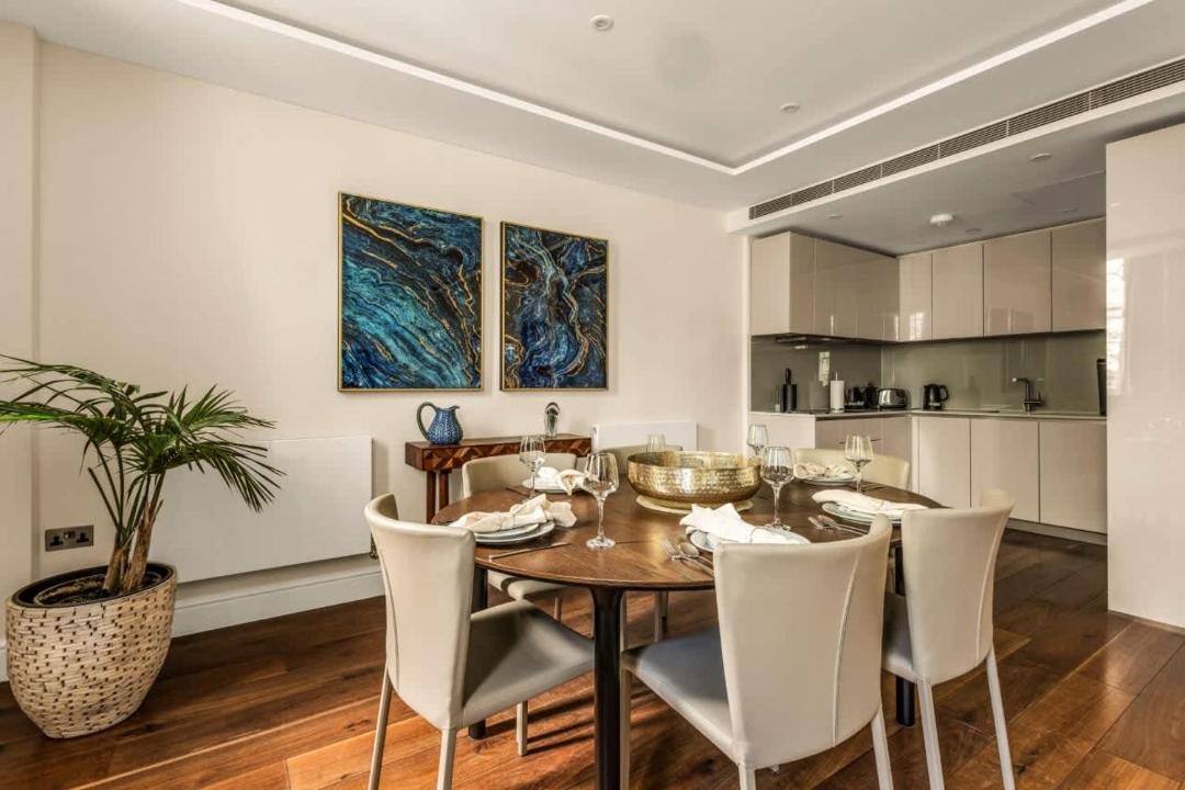 Photo of Others in Queen's Gate