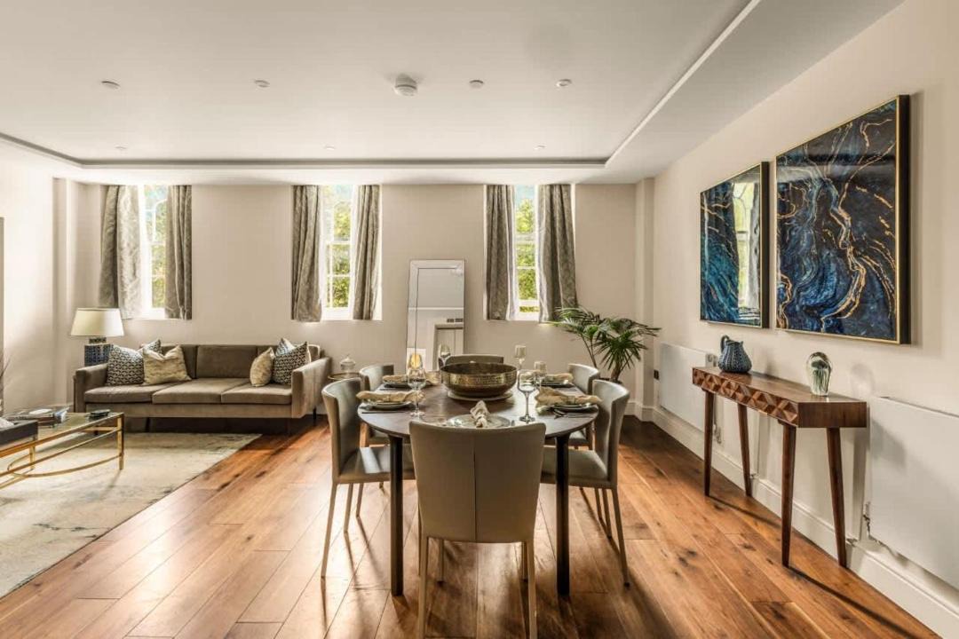 Photo of Others in Queen's Gate