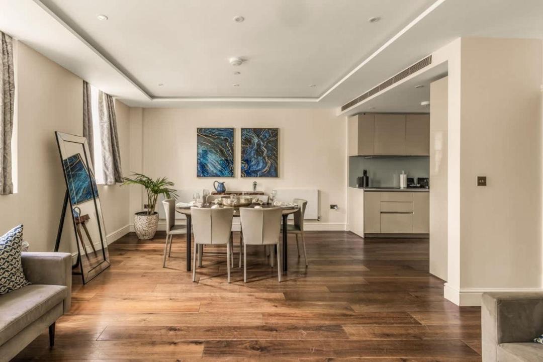 Photo of Others in Queen's Gate